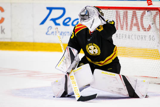 Brynäs målvakt Tomi Karhunen med en räddning