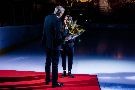 Angelica Östlund, Brynäs SDHL, tackas av innan