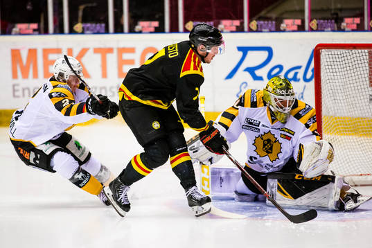 Brynäs Daniel Kristo med en målchans framför
