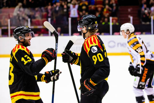Brynäs Jesper Boqvist jublar med Ryan Gunderson