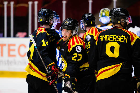 Brynäs Emil Forslund  jublar