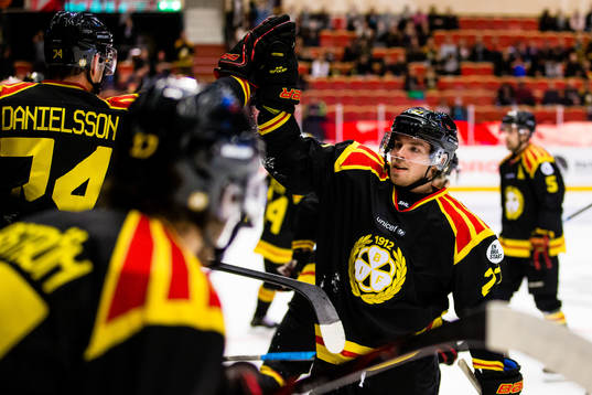 Brynäs Emil Forslund  jublar