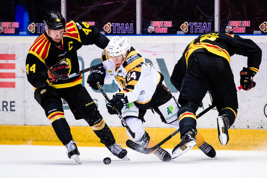 Skellefteås Andreas Wingerli i kamp om pucken Brynäs
