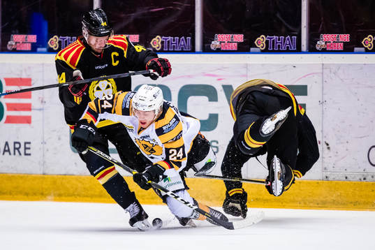 Skellefteås Andreas Wingerli i kamp om pucken Brynäs