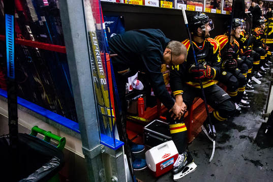 Brynäs Johan Alcén med en kylpåse över ena knä