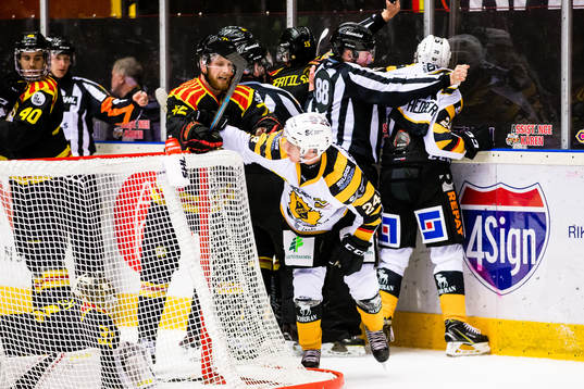 Ett bråk mellan Brynäs Joachim Rohdin och Skellefteås