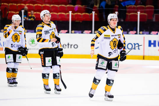 Skellefteås Linus Andersson (h) och Filip Berglund deppar