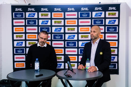 Skellefteås tränare Tommy Samuelsson (v) deppar bredvid