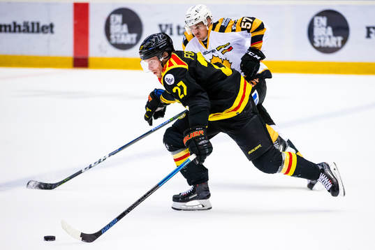 Brynäs Emil Forslund  i kamp om pucken Skellefteås Emil