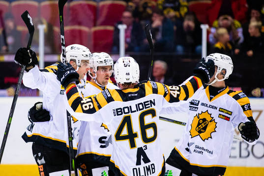 Skellefteås Joakim Lindström jublar med lagkamrater