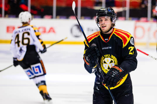 Brynäs Emil Forslund  jublar