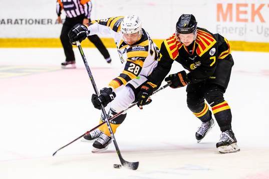 Skellefteås Johan Alm i kamp om pucken Brynäs Daniel