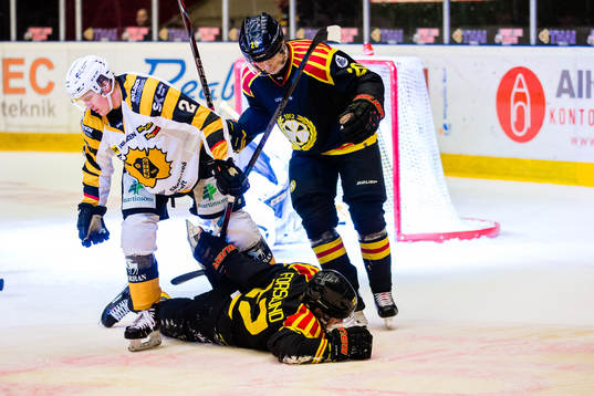 Brynäs Emil Forslund jublar med Marcus Westfält