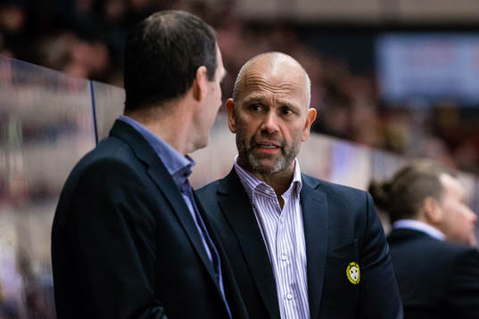 Brynäs tränare Tommy Sjödin i samtal med assisterande