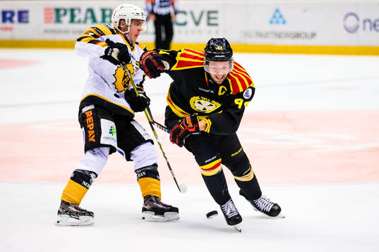 Brynäs Jacob Blomqvist i kamp om pucken Skellefteås