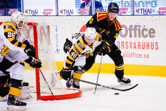 Brynäs Jesper Boqvist i kamp om pucken Skellefteås Mathis