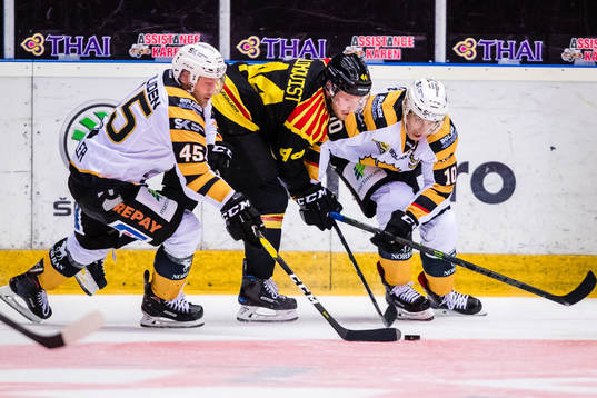 Brynäs Jacob Blomqvist i kamp om pucken Skellefteås Oscar