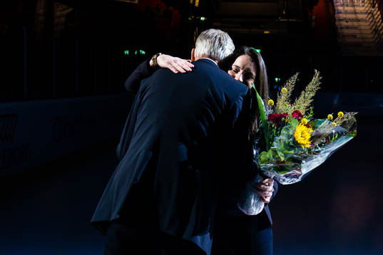 Angelica Östlund, Brynäs damlag i SDHL, tackas av innan