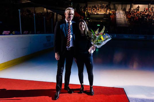 Angelica Östlund, Brynäs damlag i SDHL, tackas av innan