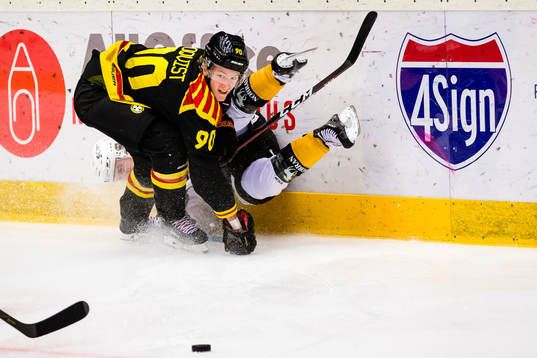 Brynäs Jesper Boqvist med tackling mot Skellefteås Ludvig