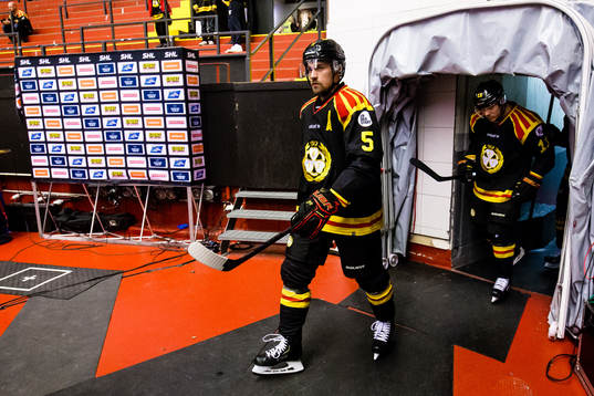 Brynäs Lukas Kilström innan ishockeymatchen i SHL mellan