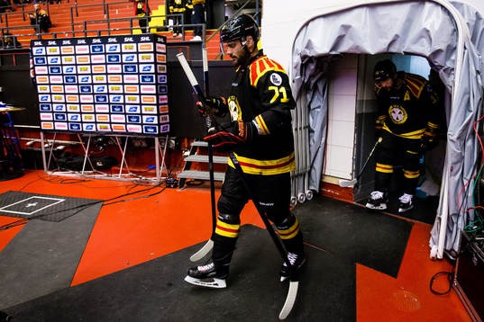 Brynäs Robert Kousal innan ishockeymatchen i SHL mellan