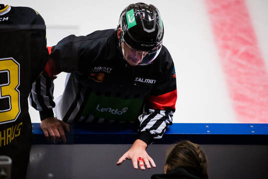 Domare Richard Magnusson med blödande finger