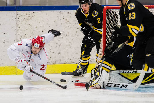 Almtunas Viktor Hertzberg försöker nå pucken