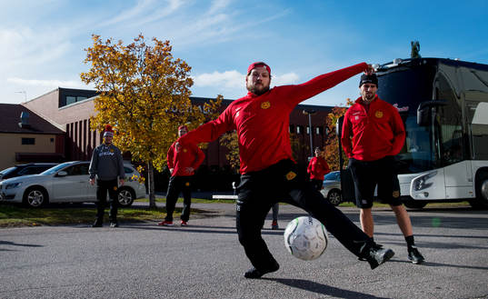 Moras målvakt Christian Engstrand värmer upp med fotboll