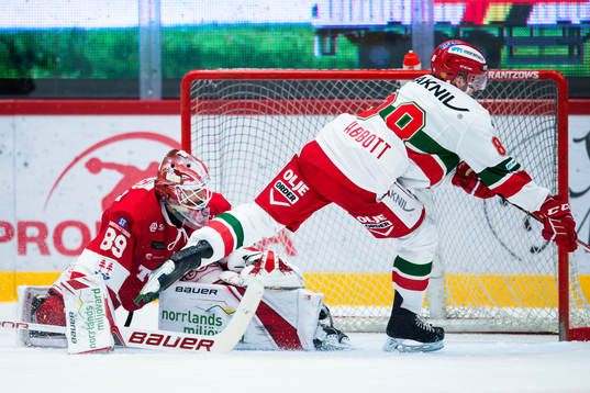 Timrås målvakt Niklas Svedberg räddar straff från Moras