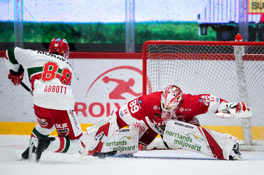 Moras Spencer Abbott lägger en straff på Timrås målvakt