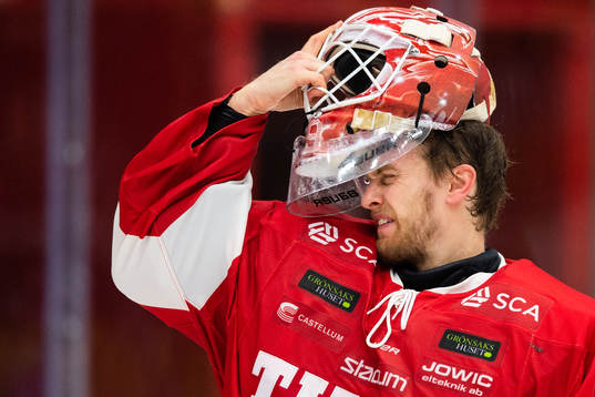 Timrås målvakt Niklas Svedberg deppar