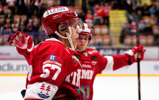 Timrås Anton Wedin avgör med 2-1 och jublar