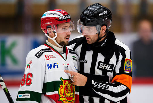 Domare Mikael Sjöqvist pratar med Moras Mathias Bromé