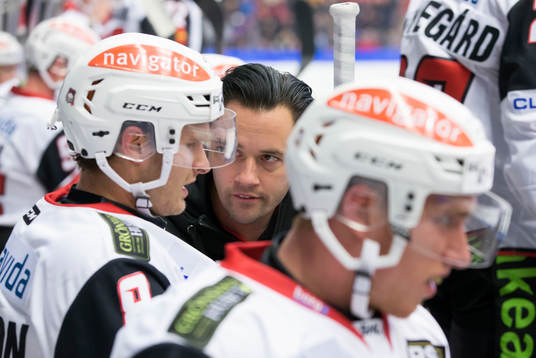 Malmö Redhawks osteopat Niklas Torpling tar hand om Johan