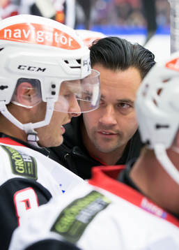 Malmö Redhawks osteopat Niklas Torpling tar hand om Johan