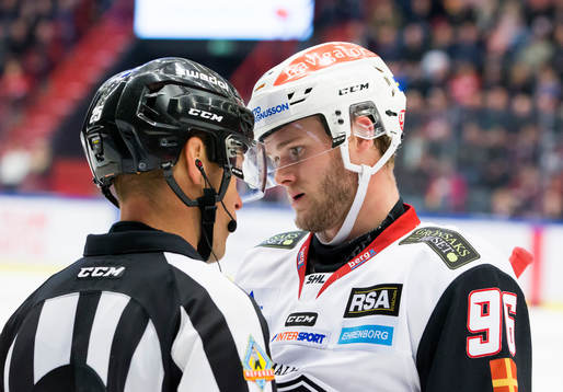 Malmö Redhawks Kim Rosdahl samtalar med domare