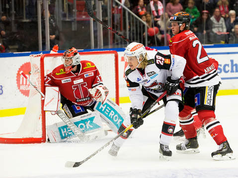 Malmö Redhawks Marcus Sylvegård i kamp ,ed Örebros Linus