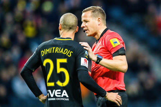 s Panos Dimitriadis i samtal med domaren