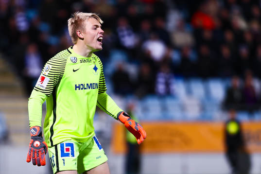 Norrköpings målvakt Isak Pettersson reagerar