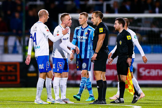 Norrköpings Gudmundur Thorarinsson i samtal med domaren