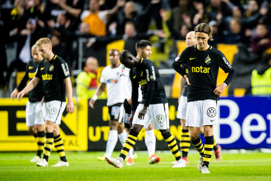 s spelare med Kristoffer Olsson (närmast i bild) deppar