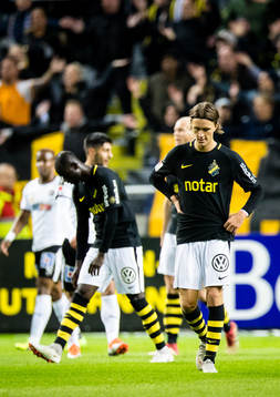 s spelare med Kristoffer Olsson (närmast i bild) deppar