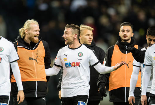 Örebros målskytt, Filip Rogic ser glad ut med lagkamrater