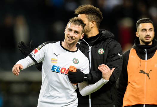 Örebros målskytt, Filip Rogic ser glad ut med lagkamrater