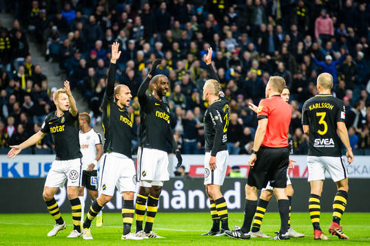 s spelare påkallar en hands-situation i straffområdet