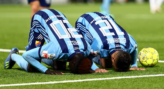 Djurgårdens Aliou Badji och lagkamrat jublar