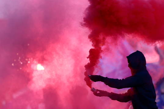 Djurgårdssupporter med pyroteknik