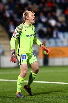 Norrköpings målvakt Isak Pettersson reagerar