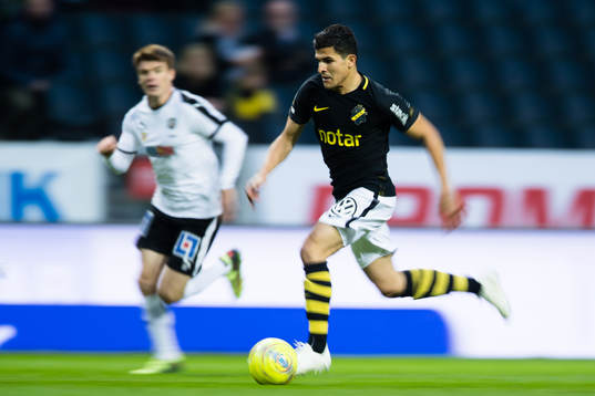 s Tarik Elyounoussi driver fram med bollen